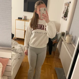 Vit sweatshirt  - Vit sweatshirt i storlek S