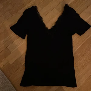 Spets tröja - Fin T-shirt med V urringning på både fram och baksida med spets! 