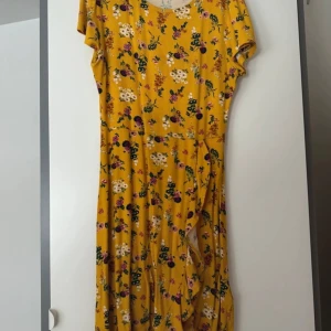 Gulblommig klänning - Super fin klänning från cubus. Klänningen är i lite tjockare material, inte den tunnaste sommarklänningen. Storlek 158-164, men passar mig som har storlek xs-s.