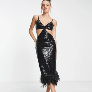 Klänning paljett balklänning  - Helt ny klänning med prislappen kvar. Nypris är 1419kr och jag säljer för enbart 500kr! Extremt vacker klänning som passar perfekt för sittningar och fester, man sticker ut. (Råkade missa returdatumet, så säljer för att den ej passar, men så vacker).