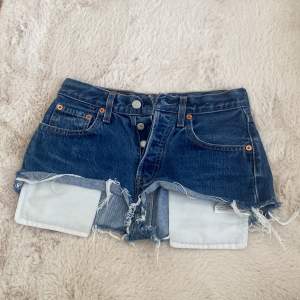 Säljer ett par Levi’s jeans shorts Väldigt bra skick och använda fåtal gånger Nypris ca 1000 kr
