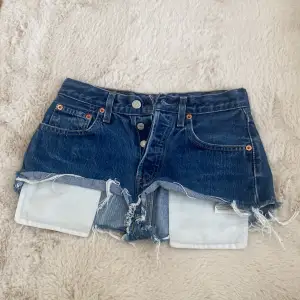 Säljer ett par Levi’s jeans shorts Väldigt bra skick och använda fåtal gånger Nypris ca 1000 kr