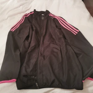 Vindjacka Adidas  - Vindjacka från Adidas Storl L Inga missfärgning som det visar på korten Använd 1 gång Katt finns i hemmet 