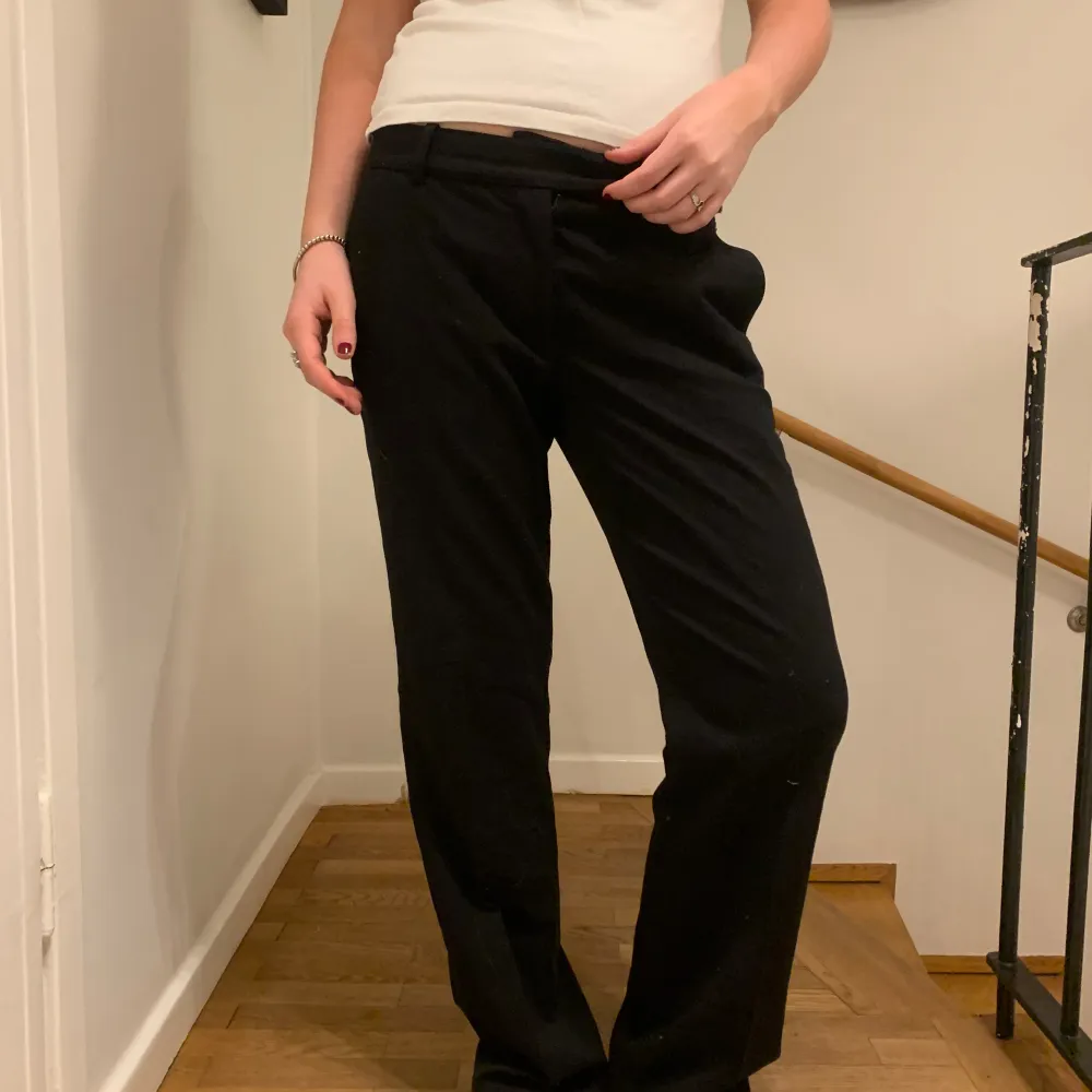 Snygga och stilrena kostymbyxor!!😍moddellen är 168, dem är lite långa på henne. Jeans & Byxor.