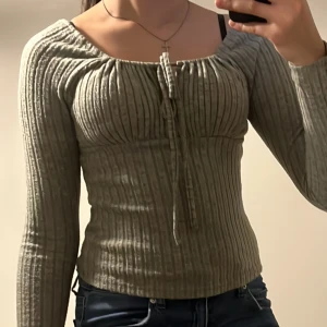 Grön tröja  - En fin tunn tröja som Passar fint med en kjol eller jeans. Det är skönt matrial 