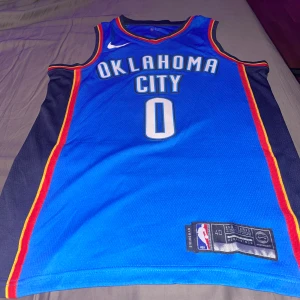Russell Westbrook OKC Jersey - Säljer nu min Russell Westbrook OKC Jersey för ett väldigt billigt pris!  Skick: 9,8/10  Storlek: XS men passar mer som Small