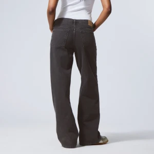 Ample Low Loose Jeans - Säljer mina fina lågmidjade jeans från weekday i modellen ”Ample low loose jeans” de är uppsydda för att passa mig som är 169 men sömmarna syns inte alls! De är i fint skick förutom att benen är lite slitna längst ner:) skriv för fler bilder!❣️💋⭐️