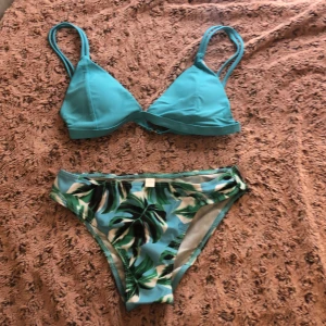 Blå bikini  - Blå bikini med växter på underdelen, bra material och har alldrig andvänts. Det finns 9 i lager 