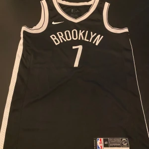 Kevin durant basket linne Brooklyn nets - Säljer min Kevin durant basket linne för att den har blivit för liten pris 450 (den är äkta). Storlek S 9/10 kvalitet. Pris går diskutera
