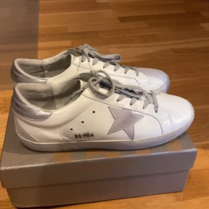 Golden goose  - Golden goose i nyskick, använda 3 gånger. Nypris ligger på runt 5-6 tusen🌟Box och dustbag medföljer 