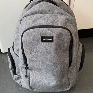 Quicksilver ryggsäck - Knappt använd. 