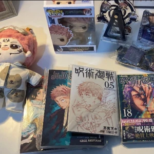 Anime Jujutsu kaisen Merch - ❗️Säljer enskild❗️Jujutsu kaisen Merch Pris på sista bild. Allt dessa är öppna, men har alltid behandlat de bra på hyllan, men ändå överväga innan du köper🫶     ❗️Vol 0.5 SOLD❗️ ❗️Limited Edition 18 SOLD❗️ ❗️Limited Edition 19 SOLD❗️ VOL 1 & 2 SOLD❗️
