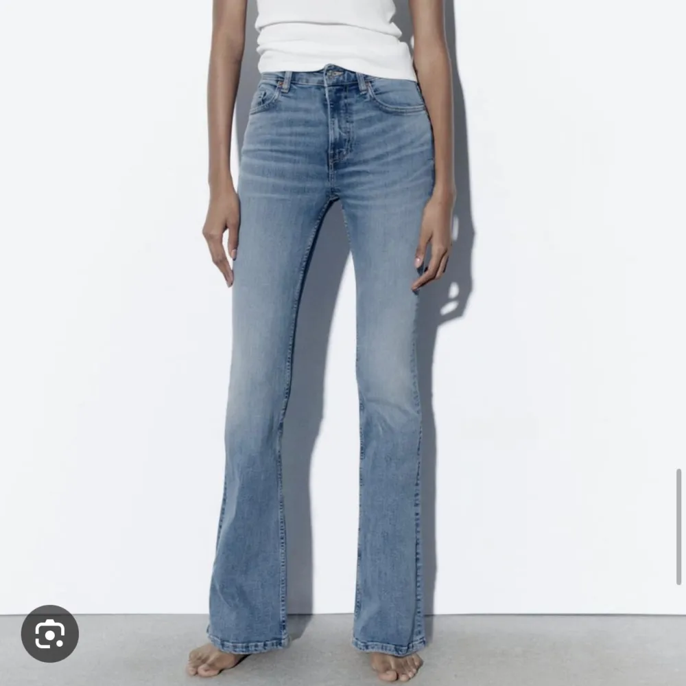 Säljer dessa bootcut jeansen från zara, använda max 3 gånger så dom är i väldigt bra skick. Jeans & Byxor.