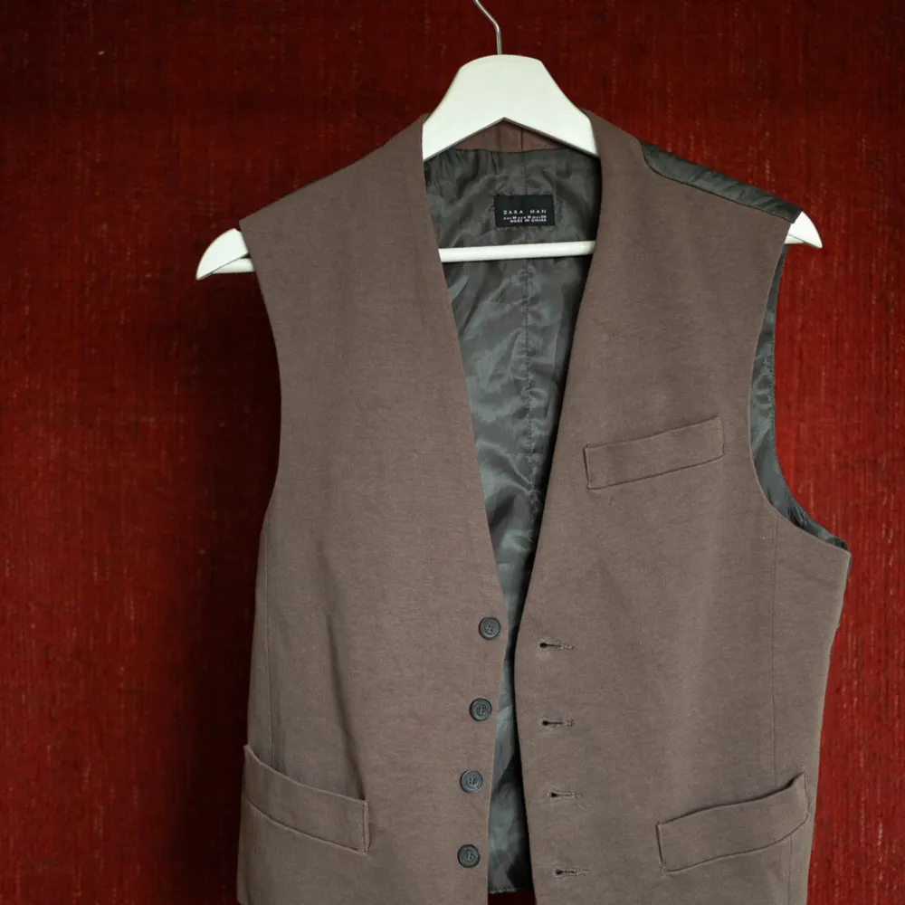 En fin och knappt använd väst från Zara! Storlek M (38 mex)  Material: 50 % polyester, 50 % bomull . Kostymer.