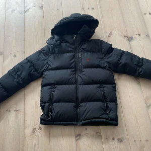 Ralph lauren jacka - Säljer nu min Ralph lauren jacka då jag ej använder den längre. Den är i storlek Xl för barn. Den passar mig som är 170