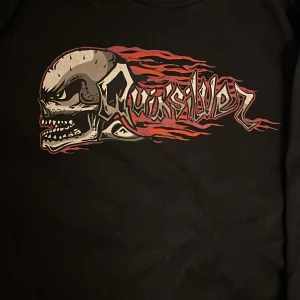 Quiksilver Longsleeve - Fett cool quiksilver tröja med dödskallar och eld och shit. Säljer för att den är för liten men den är i typ perfekt skick. Skriv för mått eller vid frågor!