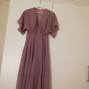 Lila klänning i golvlängd.  - Ursnygg klänning i golvlängd. En aning genomskinlig. 