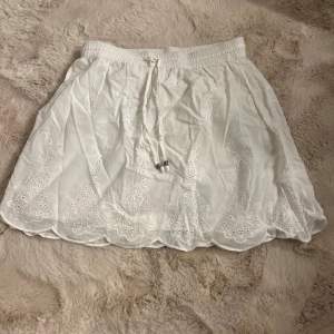 Säljer denna jättesöta kjol från Vero moda!🫶🏼 Den är aldrig använd. Bara att skriva om ni har några frågor🥰