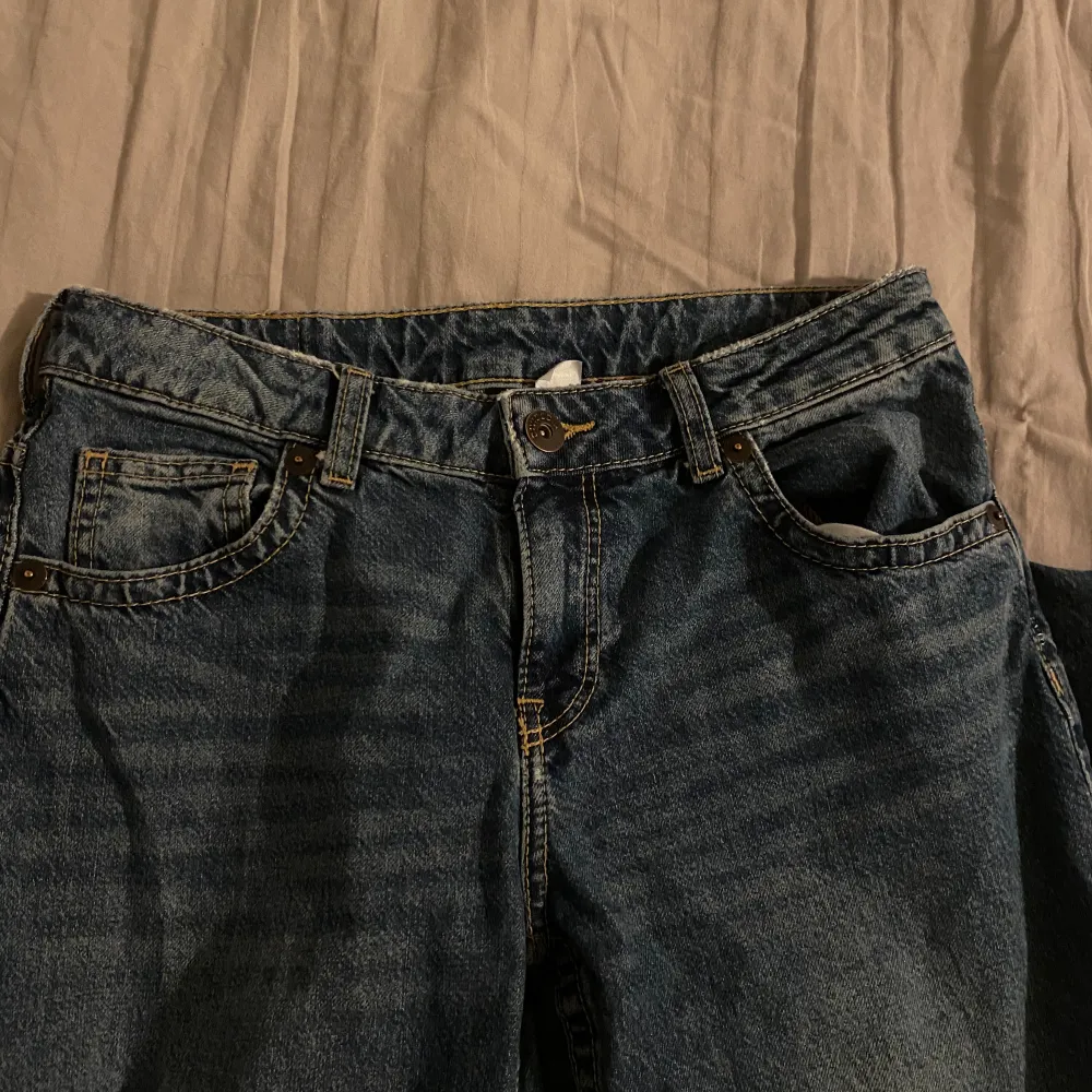 Mörk blåa i kall nyans straight jeans. De är midrise som syns i bilderna. Har haft på mig få gånger, senaste har de blivit lite tajt för mig. . Jeans & Byxor.