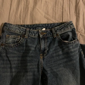 midrise straight jeans - Mörk blåa i kall nyans straight jeans. De är midrise som syns i bilderna. Har haft på mig få gånger, senaste har de blivit lite tajt för mig. 
