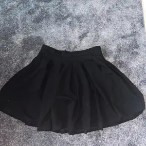 Svart kjol med väldigt fint fall. Dock köpt på SHEIN nämen är i bra kvalitet. Har använt flertal gånger utan problem. Väldigt bekväm. Passar även S