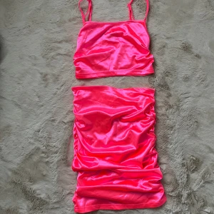 Rosa set / festival outfit  - Storlek XS i både kjol och toppen. Dragkedja i kjolen. Töjbar. Nyskick 