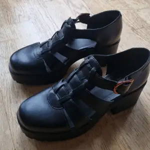 Ett bra svarta vagabond skor med bred kalck i stl 40:) fint skick endast använda ett fåtal gånger