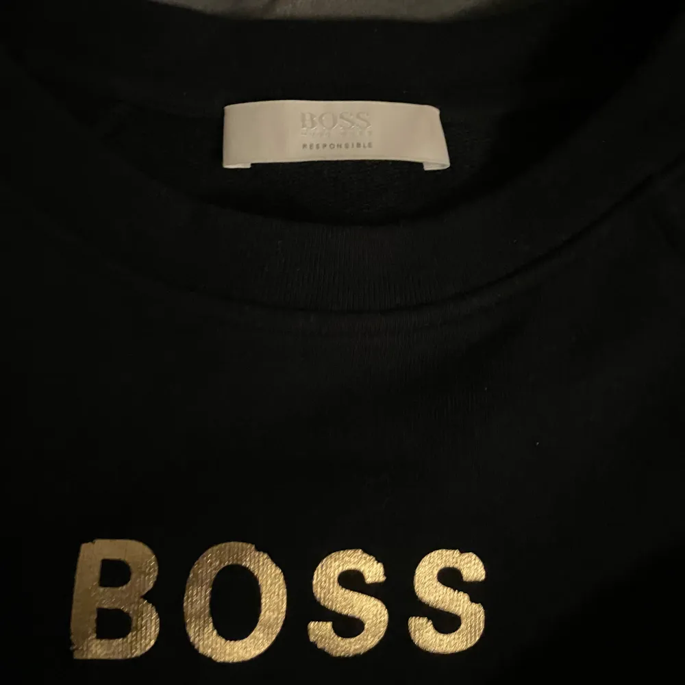 Hugo boss tröja där det står ”golden days” på ryggen samt har dragkedjor vid sidan skriv privat för bild. Hoodies.