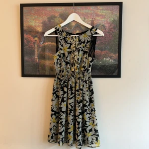 Blommig klänning  - Blommig klänning (ZARA) i storlek S. 🌸