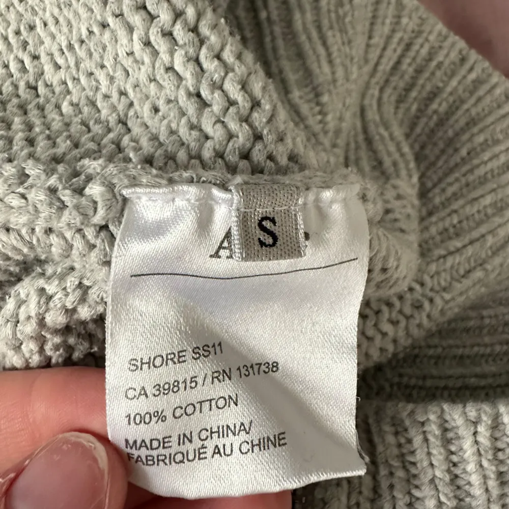 Stickad tröja från Acne i storlek S, köptes för 5100kr, nyskick. Stickat.