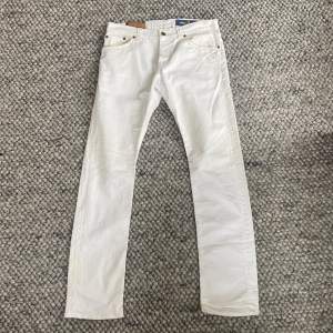 Säljer ett par snygga vita dondup jeans i storlek 34, skicket är väldigt bra, skriv vid fler frågor eller funderingar!