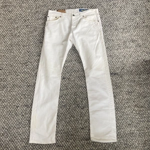 Dondup jeans 34 - Säljer ett par snygga vita dondup jeans i storlek 34, skicket är väldigt bra, skriv vid fler frågor eller funderingar!
