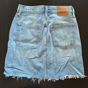 Levi’s jeanskjol strl 25 - Snygg, knappt använd jeanskjol från Levi’s. 