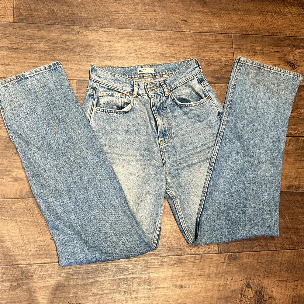 Säljer dessa jättefina jeans från Gina med slit nedtill, för stora för mig🩷. Jeans & Byxor.