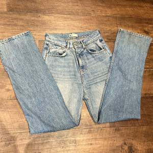 Säljer dessa jättefina jeans från Gina med slit nedtill, för stora för mig🩷