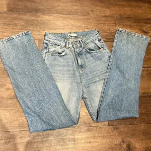 Säljer dessa jättefina jeans från Gina med slit nedtill, för stora för mig🩷