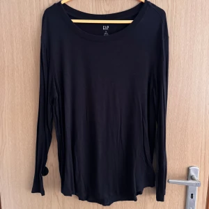 GAP tröja  - Sällan använd, fint skicka. Äkta GAP. Väldigt mjukt material, stretchig. 