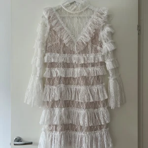 By malina klänning - Säljer min By malina klänning i strl M. Jag har vanligtvis strl S men denna passar mig ändå! Använd två gånger och är i nyskick. Köptes på Boozt.com för 2500kr❤️obs! Kan tänka mig gå ner i pris vid snabb affär.