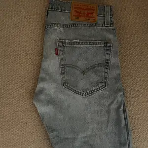 Riktigt snygga Levis Jeans med slitningar i 502 modellen!