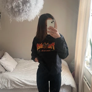 Thrasher hoddie  - Tröjan är i nyskick storlek S, tröjan har inga defekter:)  Pris kan diskuteras Obs det är spegeln som är smutsig inte tröjan!  Skriv för fler bilder