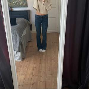 Vanliga blåa bootcut jeans i bra skick💞