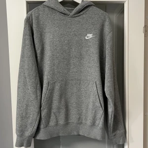 Nike hoodie grå stl S - Ljusgrå Nike hoodie stl S. Mycket fint skick. 