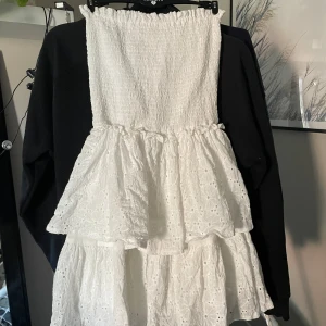 Vit klänning - Säljer nu denna supersöta klänningen som passar perfekt för student eller sommaren💓 Använd typ en gång bara🙏 Köparen står för frakten. Storlek S men passar även en Xs och M pga materialet.