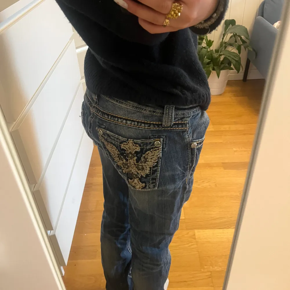 Säljer mina supercoola lågmidjade MissMe jeans som har snygga slitningar och detaljer💓De är knappast använda🙏🏻står att dom är skinny, men jag skulle säga straight,raka😊 Storlek 28 Innerbenslängd: 71cm Midjemått: 78cm Hör av dig vid frågor💓. Jeans & Byxor.