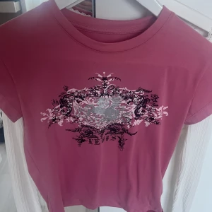 Top  - Säljer denna coola tröjan från Emmiol, aldrig använd 