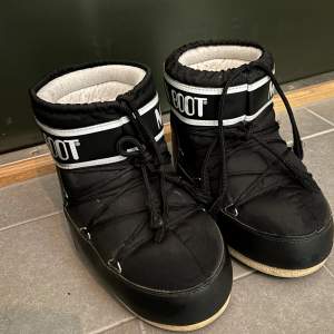 Säljer mina moon boots då dom inte kommer till användning längre. I använt skick men fortfarande fina och fyller sin funktion. Storlek 36-38, köpta för 1345kr. 