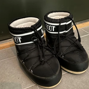 Moon boot  - Säljer mina moon boots då dom inte kommer till användning längre. I använt skick men fortfarande fina och fyller sin funktion. Storlek 36-38, köpta för 1345kr. 