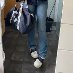 Super snygga!! Zara midwaist jeans, tyvärr för små för mig🤍Jag e 170 cm o dom är lagom längd på mig. Vid ena öglan vid skärpet så e de en slitning men inget man ser när man har på sig dom.