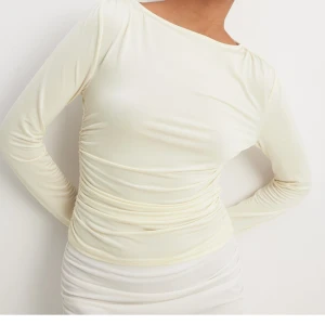 Draperad topp - Draperad midja, helt oanvänd. Från NA-KD. Naturvit färg