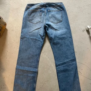 Lågmidjade jeans - Nu säljer jag mina lågmidjade jeans från Weekday eftersom de inte kommer till använding. De har bara använts fåtal gånger och är som nya. Jag är 1.72💖💖